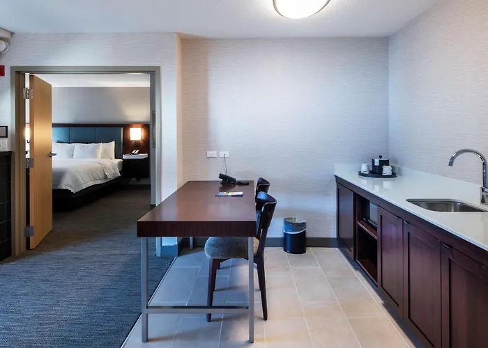Hampton & Hotel